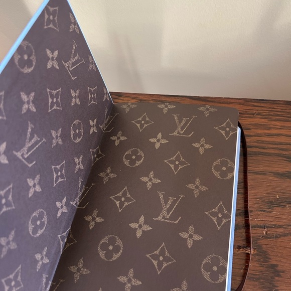 Louis Vuitton Jane New York Notebook with Vivienne as Lady Liberty. - Picture 6 of 7